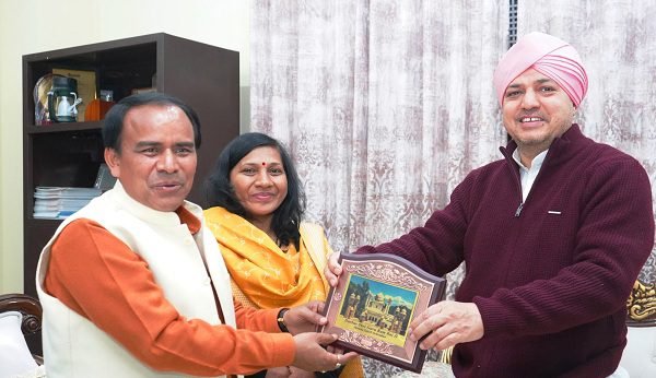 स्वास्थ्य मंत्री डॉ. धन सिंह रावत ने सपत्नीक श्री दरबार साहिब में टेका मत्था, श्रीमहंत देवेन्द्र दास जी महाराज को प्रकटोत्सव की दी शुभकामनाएं