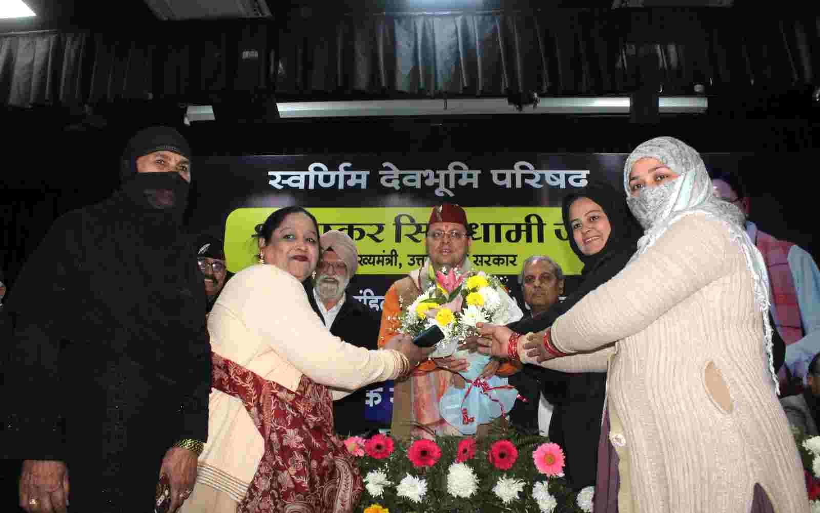 समान नागरिक संहिता विधेयक विधानसभा से पारित होने पर सीएम धामी को किया गया सम्मानित, मुख्यमंत्री बोले – विधेयक पास होने के पीछे उत्तराखण्ड की जनता की शक्ति