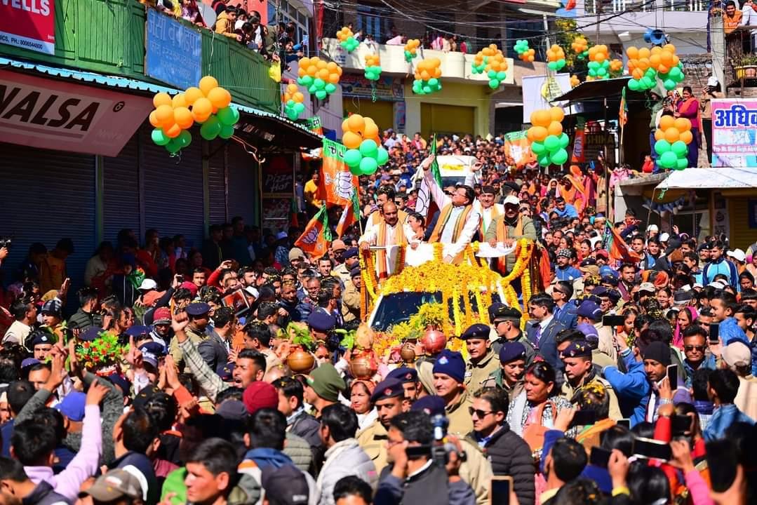 सीएम धामी के लोहाघाट रोड शो में उमड़ा जन सैलाब, विकास हेतु 1 अरब 62 करोड़ 15 लाख, 76 हजार की 45 योजनाओं का किया शिलान्यास
