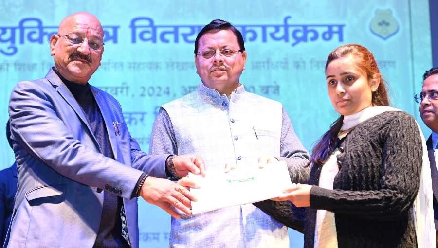 सीएम धामी ने UKPSC से चयनित 892 वन आरक्षी एवं 104 सहायक लेखाकारों को बांटे नियुक्ति पत्र, वन विभाग के अधीन 2017 से 2023 तक समूह ग के 4406 विभिन्न पदों पर हुई नियुक्ति