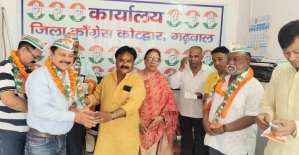 सेवानिवृत्त प्रधानाचार्यों, शिक्षकों एवं कर्मचारियों ने ली कांग्रेस की प्राथमिक सदस्यता