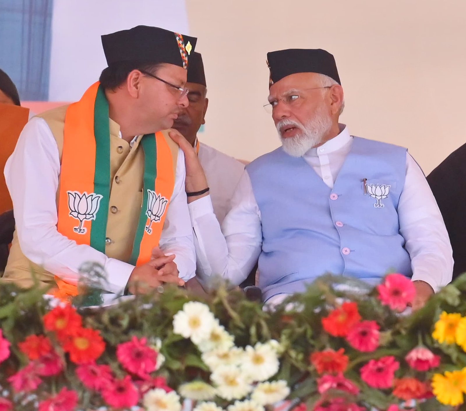 पीएम की गुड लिस्ट में सीएम धामी,सीएम धामी के कंधे पर पीएम मोदी का हाथ , खूब हुई चुनावी बात !