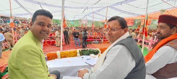 भाजपा प्रत्याशी के पक्ष में आयोजित रोड शो में उमड़ी भीड़