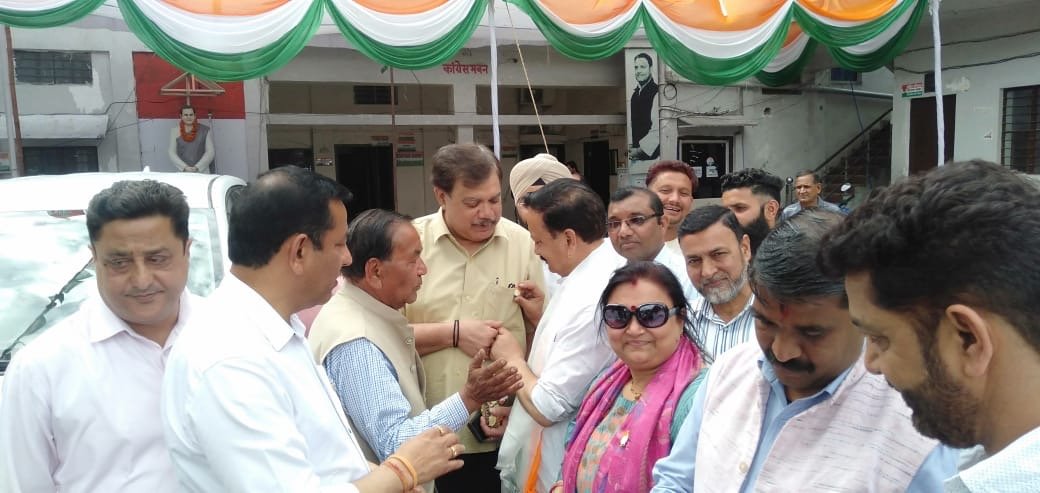 प्रदेश अध्यक्ष ने पार्टी  कार्यकर्ताओं को  चुनाव  चिह्न के बैज लगाकर चुनावी प्रचार को दी धार |