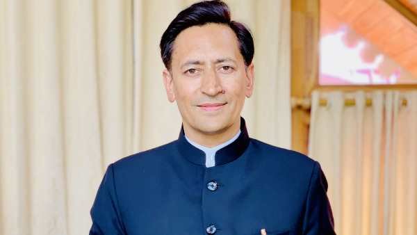 कुमाऊं कमिश्नर आईएएस दीपक रावत का गीत “सुन ओ आमा, बुबू, मतदान करी ऊँलां..” आमजन को मतदान के प्रति कर रहा जागरूक