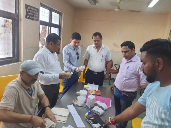 आयुक्त डॉ. आर राजेश कुमार के निर्देश पर दून मेडिकल कॉलेज की कैंटीन का किया आकस्मिक निरीक्षण, मानकों के अनुरूप सफाई न पाए जाने पर दिया गया नोटिस