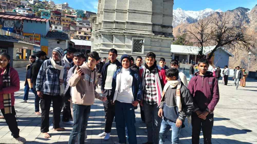 नए साल पर नृसिंह मंदिर में उमड़ी श्रद्धालुओं की भीड़, शीतकालीन यात्रा प्रारंभ होने के बाद से करीब छह हजार यात्री कर चुके हैं दर्शन