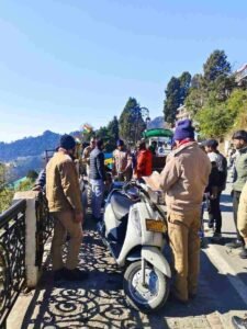 नियमो का उल्लंघन करने वालों पर चला दून पुलिस का डंडा, मसूरी क्षेत्र में माल रोड पर अस्थाई अतिक्रमण कर फड़- ठेली लगाने वालो के विरुद्ध पुलिस ने की कार्यवाही