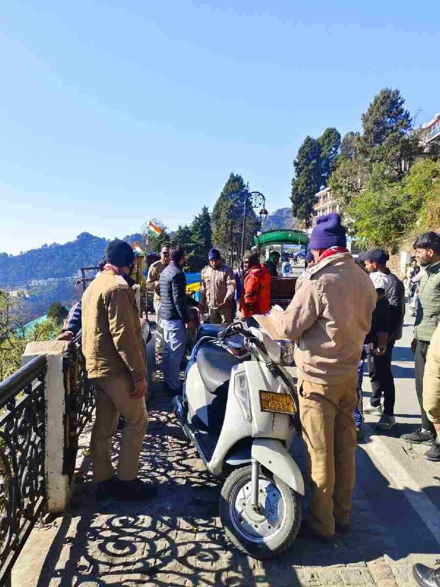 नियमो का उल्लंघन करने वालों पर चला दून पुलिस का डंडा, मसूरी क्षेत्र में माल रोड पर अस्थाई अतिक्रमण कर फड़- ठेली लगाने वालो के विरुद्ध पुलिस ने की कार्यवाही
