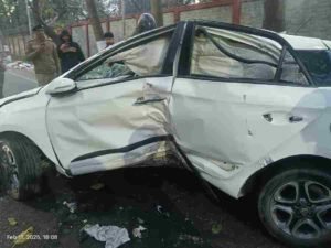 ओएनजीसी चौक पर बेकाबू कार की चपेट में आई बुलेट; कार सवार 3 युवती और 1 युवक घायल, बुलेट सवार गंभीर