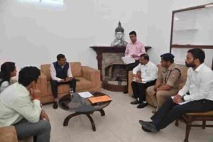 मुख्य सचिव आनन्द बर्द्धन ने हरिद्वार पहुंचकर आगामी 2027 कुंभ और चारधाम यात्रा की तैयारियों को लेकर अधिकारियों के साथ की बैठक