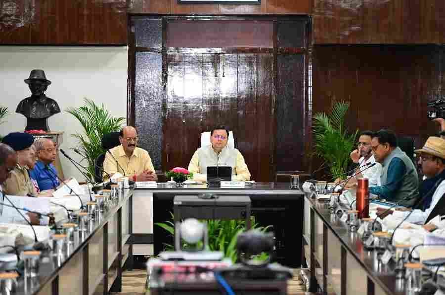 मुख्यमंत्री ने वन विभाग के अधिकारियों को वनों के संरक्षण के साथ ही वन संपदाओं को लोगों की आजीविका से जोड़ने की दिशा में विशेष प्रयास करने के दिए निर्देश