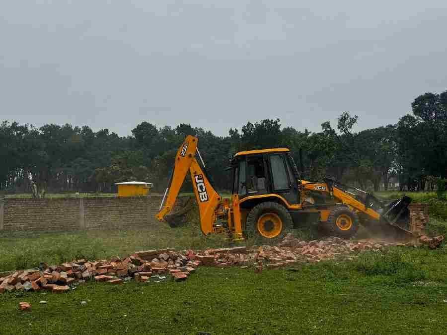 अवैध प्लाटिंग और निर्माण पर चला एमडीडीए का बुलडोजर, नौगांव मान्डूवाला डी0बी0आई0टी0 रोड में 40 बीघा में की जा रही अवैध प्लाॅटिंग को किया ध्वस्त