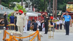 शौर्य दिवस श्रद्धांजलि समारोह में  वीरगति प्राप्त सैनिकों को याद कर उत्तराखंड राज्यपाल ने दी श्रद्धांजलि !