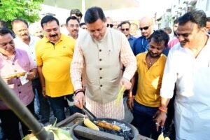 सीएम धामी का निराला अंदाज़ , भुट्टा भूनते नज़र आये , वोकल फॉर लोकल को बढ़ावा देने की अपील !