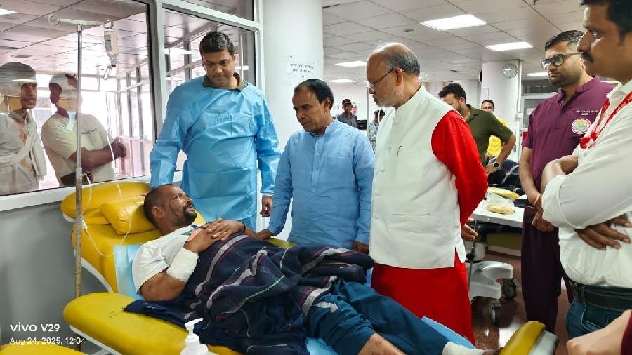 स्वास्थ्य मंत्री डॉ धन सिंह रावत ने जाना थराली आपदा के घायलों का हालचाल, एम्स ऋषिकेश में भर्ती घायलों को बेहतर उपचार का दिया भरोसा