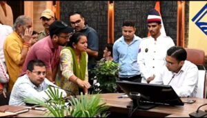 जनता दर्शन पर बढता लोगों का अूटट विश्वास, बेटा कर रहा घर से बाहर बुजुर्ग की गुहार पर डीएम ने तलब की रिपोर्ट