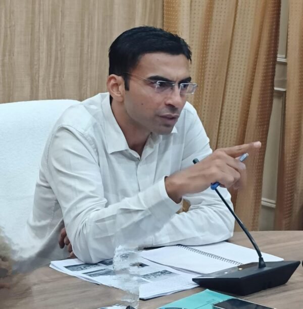 डीएम सविन बसंल की सख्ती से झुलसे कर्मचारी को मिला न्याय, कंपनी देगी पूरा वेतन, उपचार और नौकरी