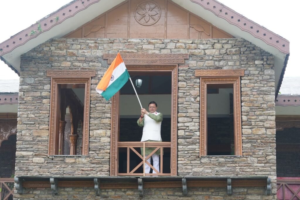सीएम पुष्कर सिंह धामी ने मुख्यमंत्री आवास में ‘हर घर तिरंगा’ अभियान के अंतर्गत फहराया तिरंगा