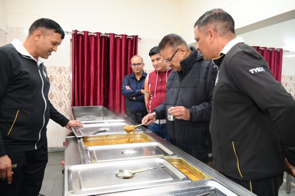 मंत्री गणेश जोशी ने आर्मी मैस का किया निरीक्षण, जवानों संग चाय पर चर्चा कर अपने सैन्य जीवन के अनुभव किए साझा