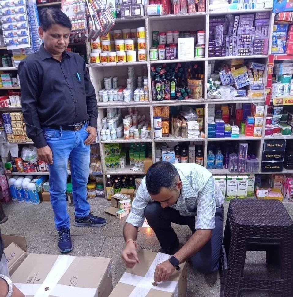 मुख्यमंत्री धामी के सख्त निर्देश – बच्चों की सुरक्षा के लिए कफ सिरप बिक्री पर सख्त निगरानी, दर्जनों मेडिकल स्टोर्स के लाइसेंस रद्द