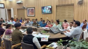 जिलाधिकारी सविन बंसल ने बालगृहों में निवासरत बच्चों के प्रमाण पत्र और कार्ड बनाने की प्रक्रिया तेज करने के दिए निर्देश