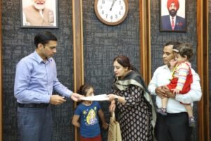 जिलाधिकारी सविन बंसल के हस्तक्षेप का असर, निजी स्कूल ने दो दिन में जारी किए ₹78,966 के चेक