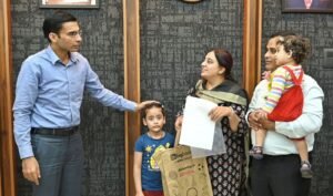 न्याय संगत जनहित कार्यशैली से जनता के दिलों पर छाप छोड़ते ज़िला अधिकारी सवीन बंसल |