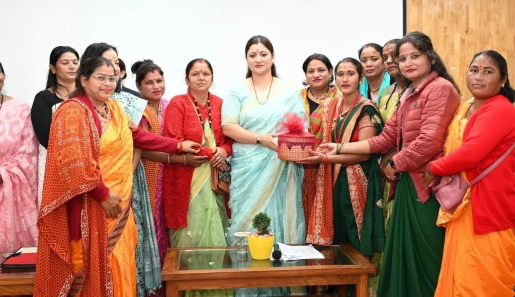 पारम्परिक धरोहर संजोते महिला समूहों के उत्पादों की देश-विदेश में मांग : गीता धामी