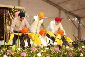 मुख्यमंत्री धामी ने गुरुनानक जयंती एवं कार्तिक पूर्णिमा के अवसर पर गुरुद्वारा श्री गुरु सिंह सभा रेसकोर्स में मथा टेका, प्रदेशवासियों व विशेष रूप से सिख समुदाय को दी हार्दिक शुभकामनाएं