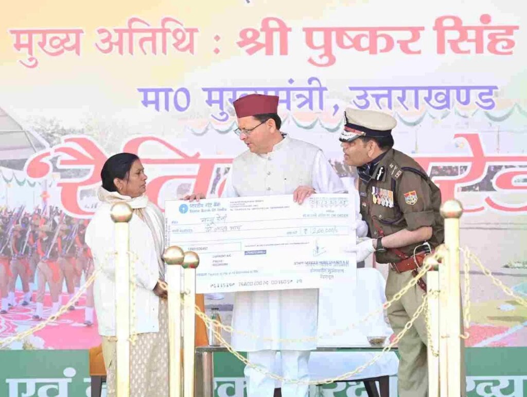 CM धामी ने होमगार्ड्स स्थापना दिवस पर रैतिक परेड का किया निरीक्षण, होमगार्ड्स स्वंयसेवकों के लिए की घोषणा