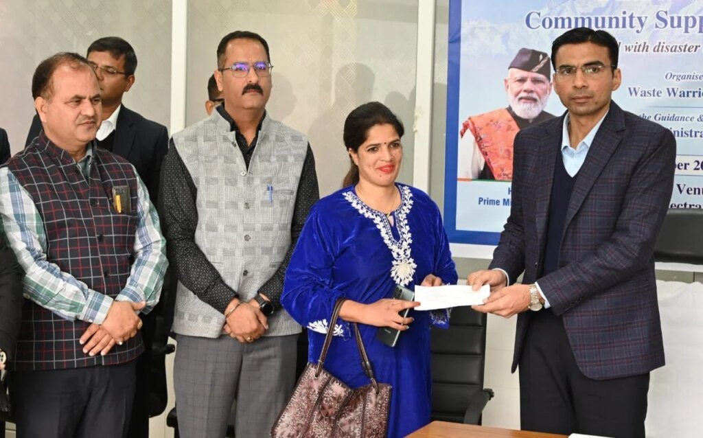 आपदा में बिखरे 48 परिवारों को जिला प्रशासन ने वितरित की 17 लाख की आर्थिक सहायता