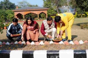 मुख्यमंत्री ने सपरिवार ट्यूलिप के बल्ब रोपे, मुख्यमंत्री आवास परिसर के उद्यान में 17 प्रजातियों के चार हजार ट्यूलिप उगाने की मुहिम का किया शुभारंभ