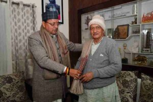 मुख्यमंत्री धामी ने पद्म भूषण सम्मान हेतु चयनित होने पर पूर्व मुख्यमंत्री भगत सिंह कोश्यारी को उनके आवास पर पहुंच कर दी बधाई