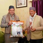 मुख्यमंत्री धामी ने पूर्व सीएम हरीश रावत से की शिष्टाचार भेंट, अपने खेत में उत्पादित चावल हरीश रावत को किए भेंट