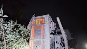 गहरी खाई में गिरे ट्रक चालक को SDRF ने किया रेस्क्यू, अंधेरे में चलाया सफल अभियान
