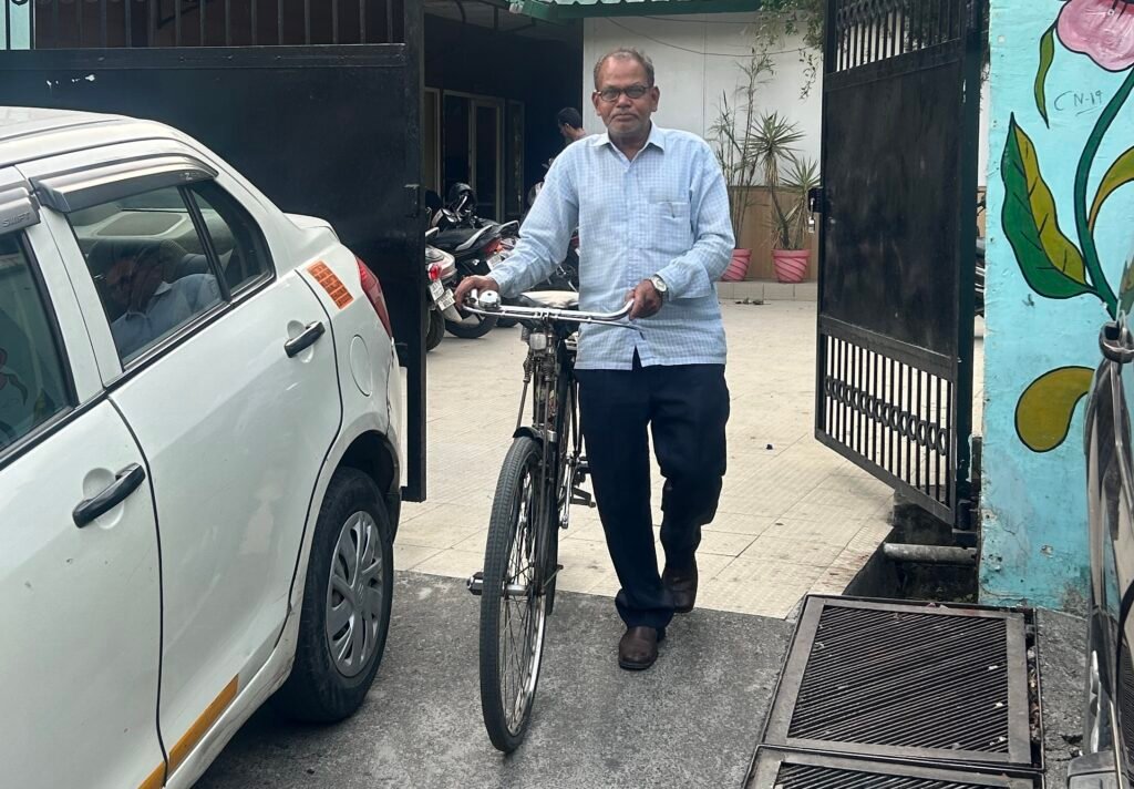उत्तराखंड सूचना निदेशालय में कार्यरत रईस अहमद का हर दिन “नो  व्हीकल डे ” साईकिल उनके जीवन का अहम हिस्सा !