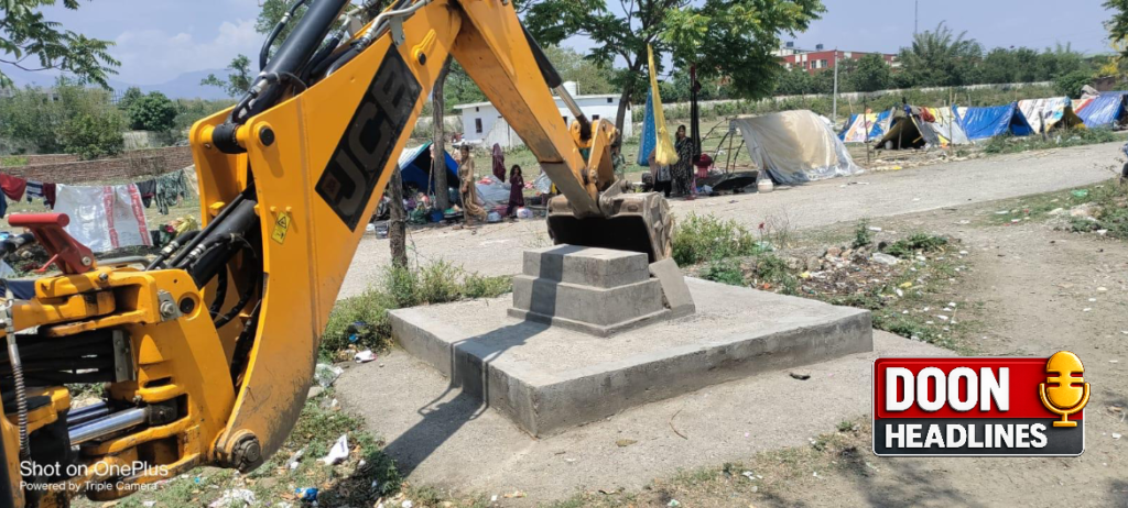 अवैध मज़ार पर चला जिला प्रशासन का बुल्डोजर, सरकारी भूमि पर बना था मज़ार !