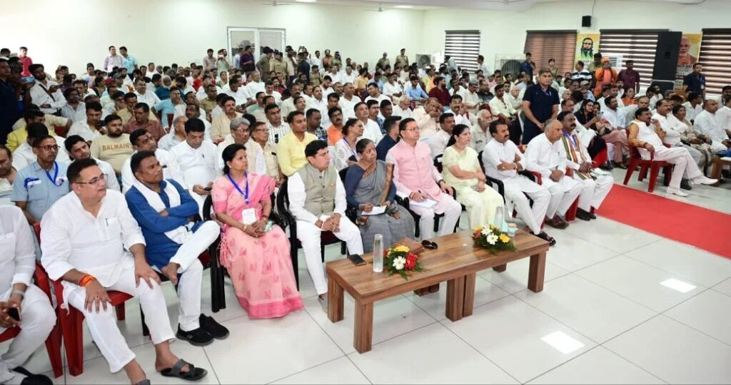 मुख्यमंत्री पुष्कर सिंह धामी ने रविवार को रुड़की में प्रधानमंत्री नरेंद्र मोदी के मन की बात कार्यक्रम के 135वें संस्करण को सुना