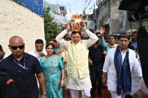 भगवानपुर में आयोजित कलश बंधन महारैली में मुख्यमंत्री धामी ने संत शिरोमणि गुरु रविदास जी के मंदिर में पूजा-अर्चना कर कलश यात्रा का किया शुभारंभ