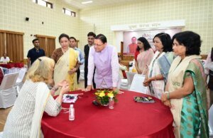 मुख्यमंत्री ने मुख्य सेवक सदन में लेखकों एवं साहित्यकारों से किया संवाद, उत्तराखंड के विकास, सांस्कृतिक संरक्षण और सामाजिक परिवर्तन में साहित्यकारों की भूमिका पर हुई चर्चा