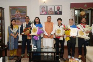मुख्यमंत्री धामी से मिलीं अंतरराष्ट्रीय स्तर पर पदक जीतने वाली उत्तराखंड की महिला मुक्केबाज, मुख्यमंत्री ने किया सम्मानित