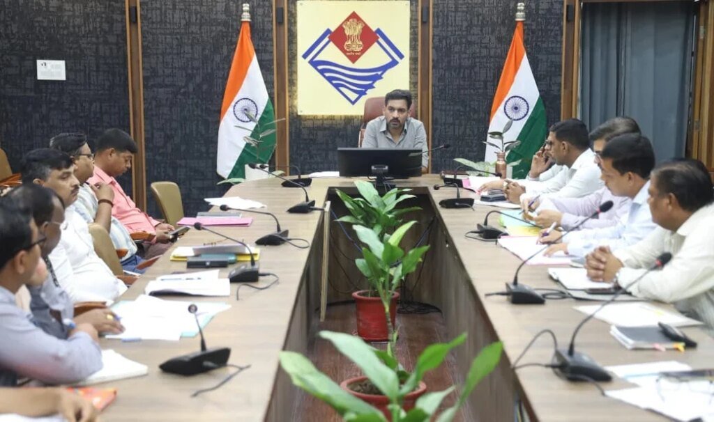 राजस्व वसूली में ढिलाई पर बरतेगी सख्ती, डीएम ने दी कड़ी चेतावनी
