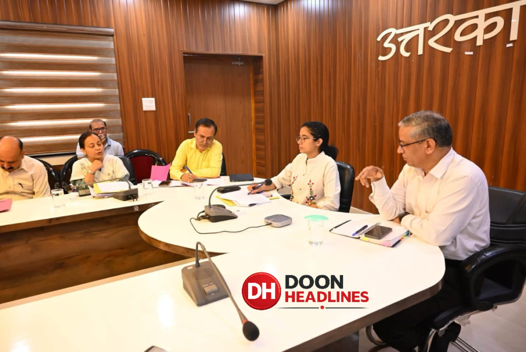 सहायक मुख्य निर्वाचन अधिकारी मस्तू दास ने जनपद उत्तरकाशी का भ्रमण कर SIR प्रकिया की करी समीक्षा बैठक ।