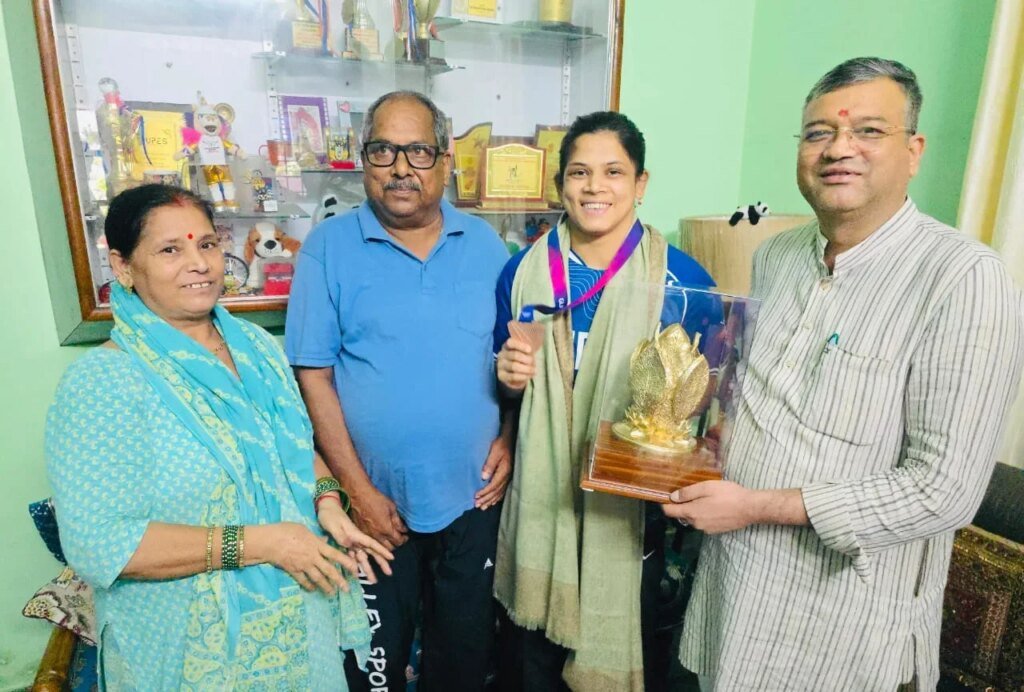कॉमनवेल्थ गेम्स में कांस्य पदक जीतने वाली उन्नति शर्मा को मेयर सौरभ थपलियाल ने किया सम्मानित
