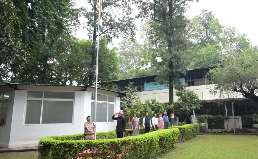 स्वतंत्रता दिवस पर जिलाधिकारी डॉ0 आशीष चौहान ने कलेक्ट्रेट परिसर में किया ध्वजारोहण