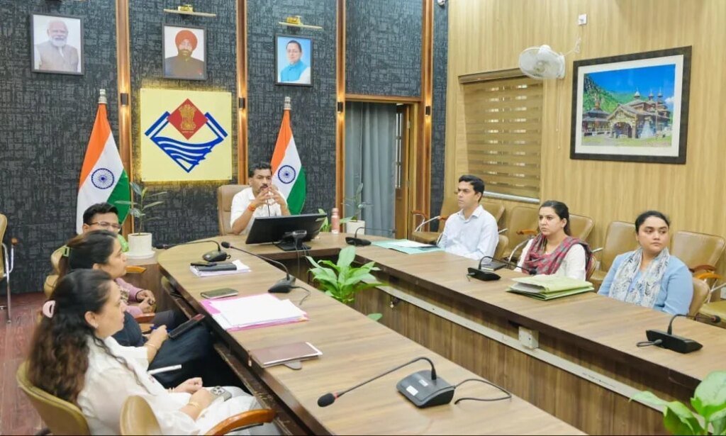 वन भूमि हस्तांतरण व क्षतिपूर्ति वृक्षारोपण को लेकर डीएम ने ली समीक्षा बैठक, रिजर्व लैंड बैंक को जल्द अपडेट करें- डीएम डॉ. आशीष चौहान