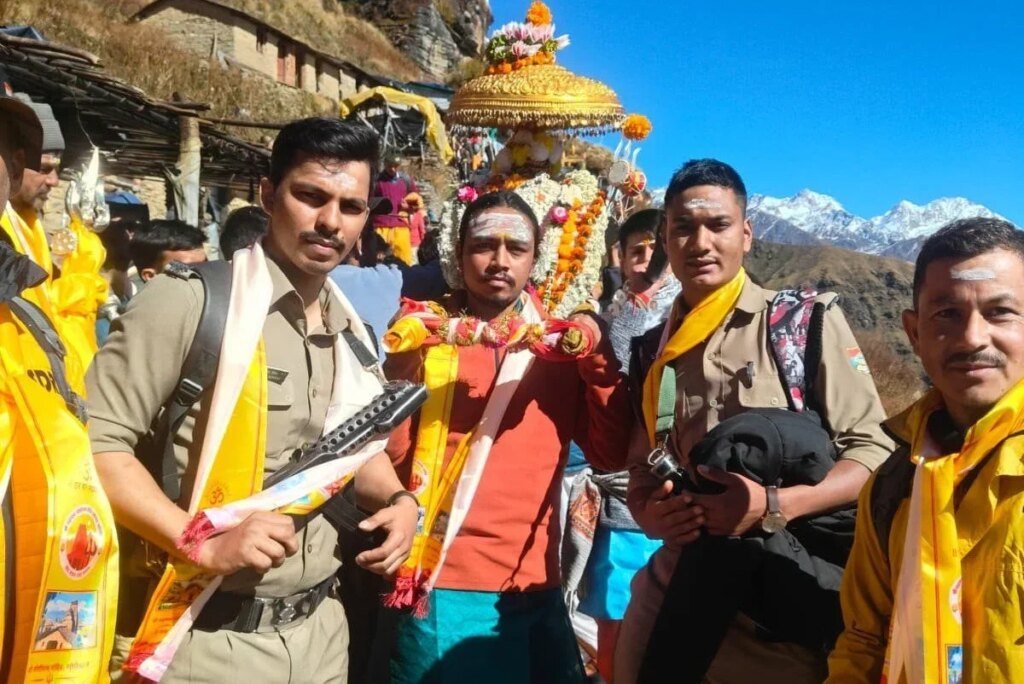 कपाट बंद होते ही शीतकालीन प्रवास पर निकले बाबा रुद्रनाथ