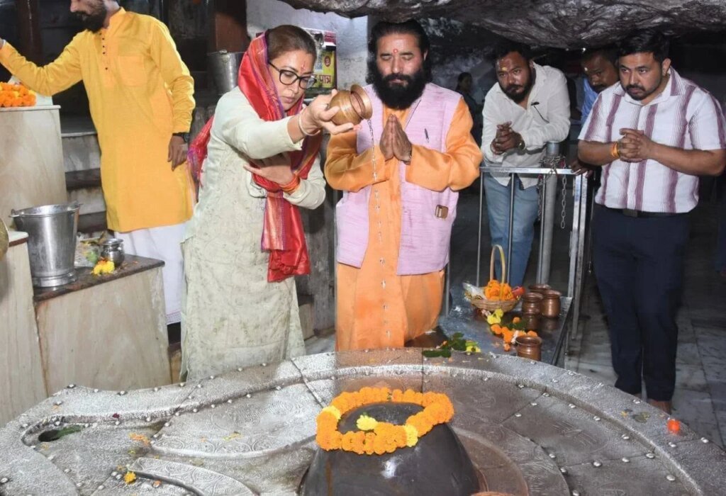 हॉस्पिटल से टपकेश्वर मंदिर पहुंचीं मंत्री रेखा आर्या, बोलीं – हौसला बरकरार, फिर करूंगी जनता की सेवा