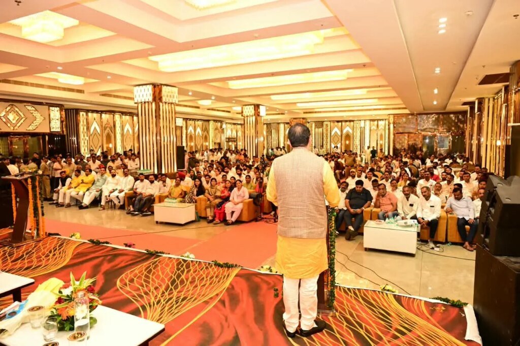 पेयजल, सड़क, शिक्षा और स्वास्थ्य को पंचायत विकास योजनाओं में प्राथमिकता देने के मुख्यमंत्री पुष्कर सिंह धामी ने दिए निर्देश